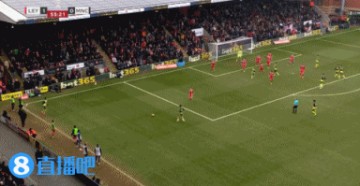 歪打正着！刘易斯远射打在胡桑诺夫头上破门，后者收获处子球