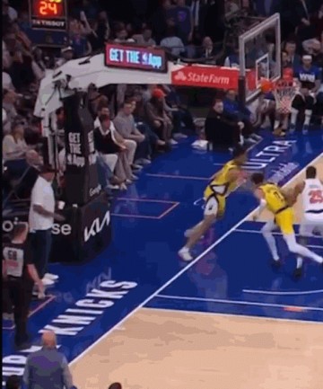 步行者球员界外触球 尼克斯名宿斯塔克斯激动指给裁判 裁判才吹