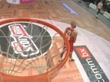 ?猥琐动作！富尼耶对球迷撸迪克被驱逐?球迷愤怒踢飞广告牌