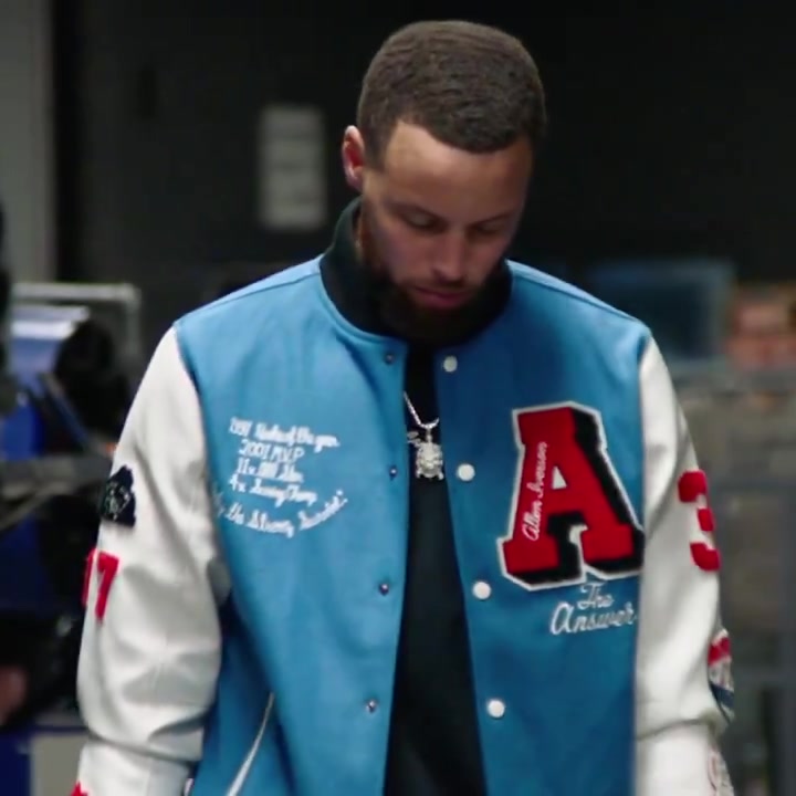 ?致敬传奇！勇士做客费城 库里到场身穿”艾弗森“主题夹克