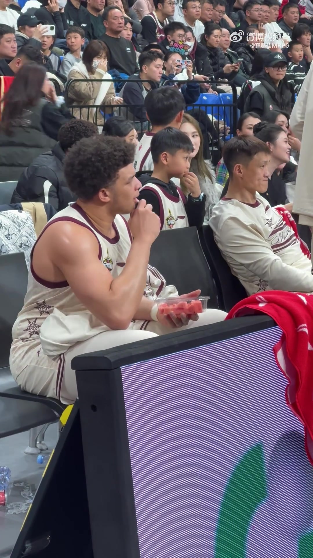 这就吃上了！洛夫顿在场边吃? 看到镜头都不好意思了?