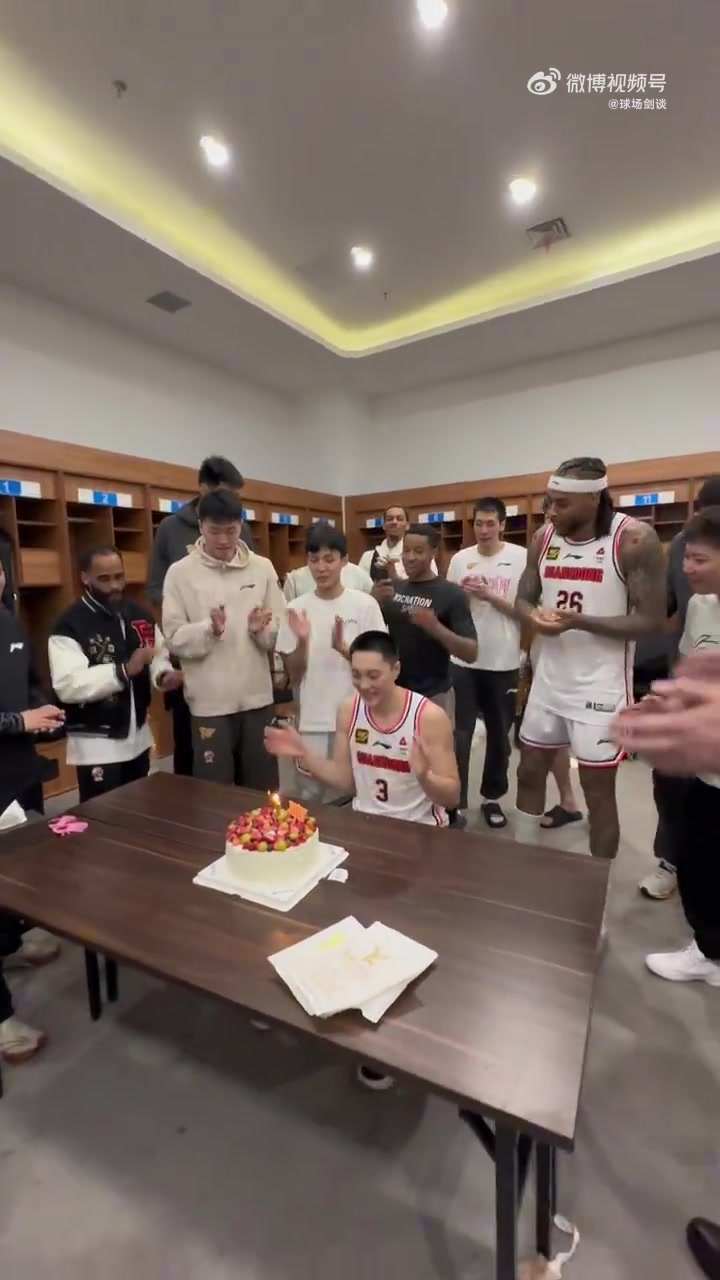 广东赛后在更衣室为胡明轩庆祝生日 莫兰德将小胡按进蛋糕里?