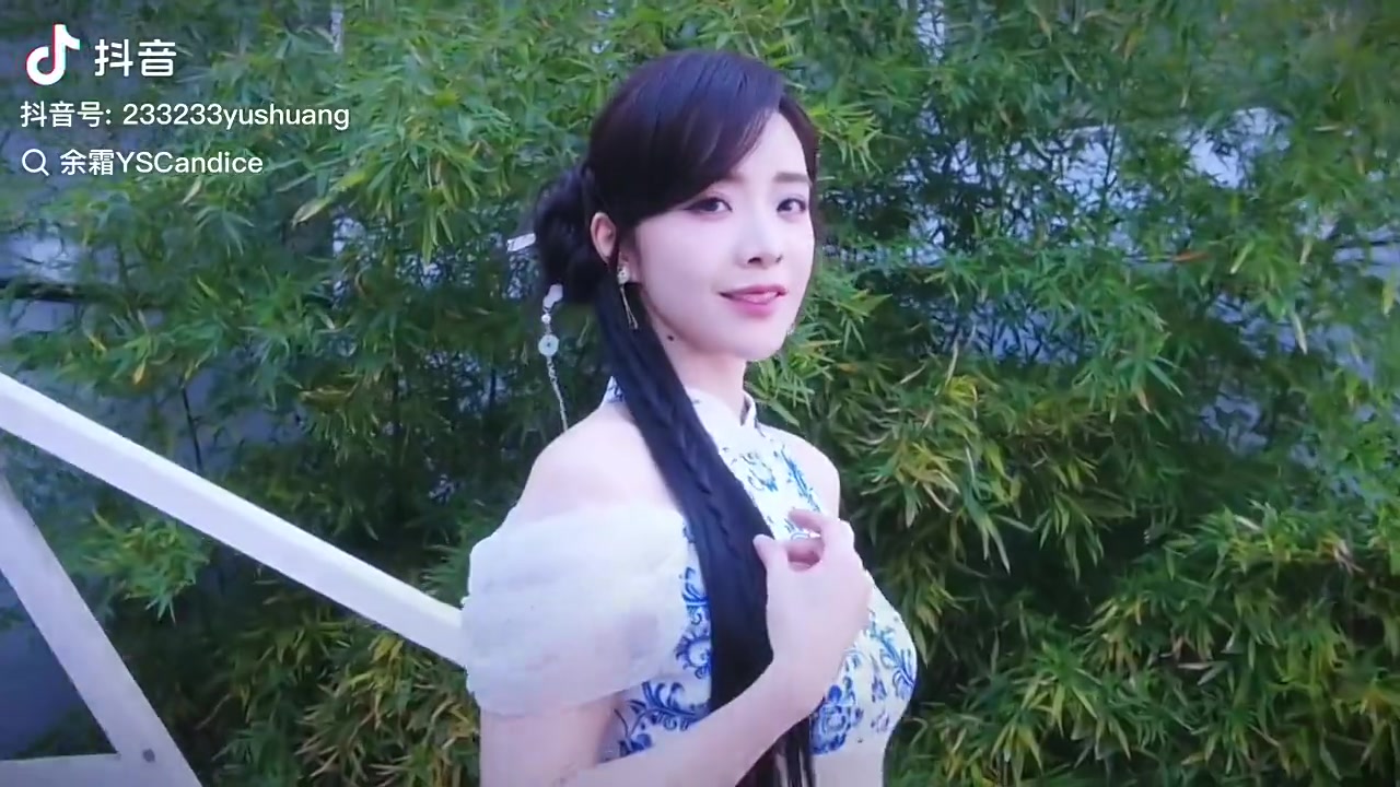 LPL主持余霜晒青花瓷旗袍视频：天青色等烟雨