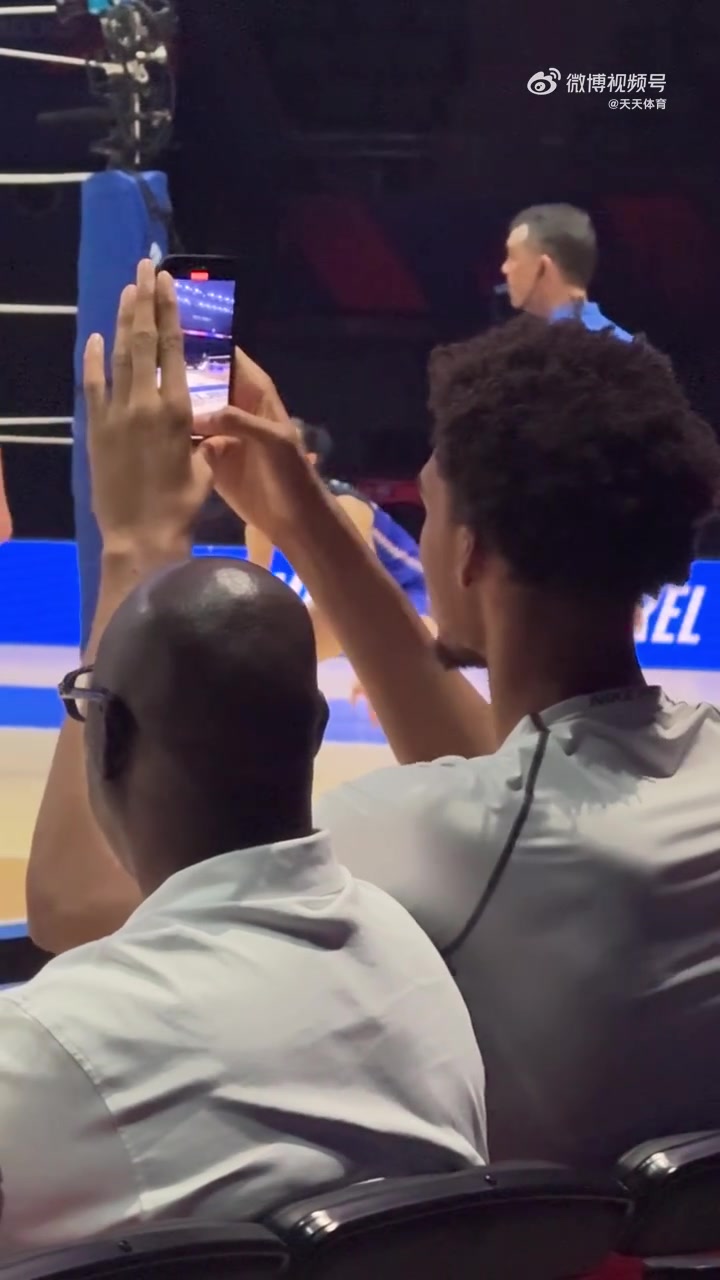 中国行继续~ 文班亚马现身世界女排联赛北京站 观看法国VS比利时